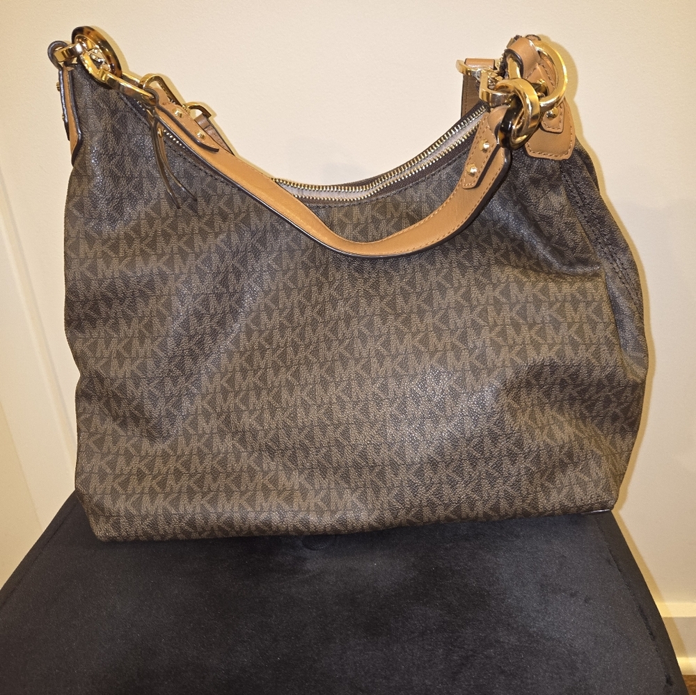 Michael Kors Purse - Picture 4 of 14